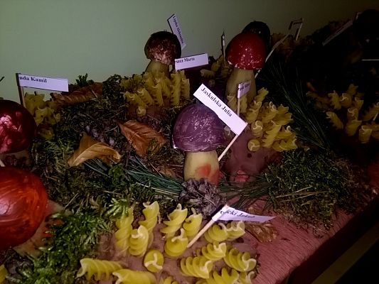 Grafika #1: "Jesień w lesie, Jesień w sadzie mgiełkę delikatną kładzie"