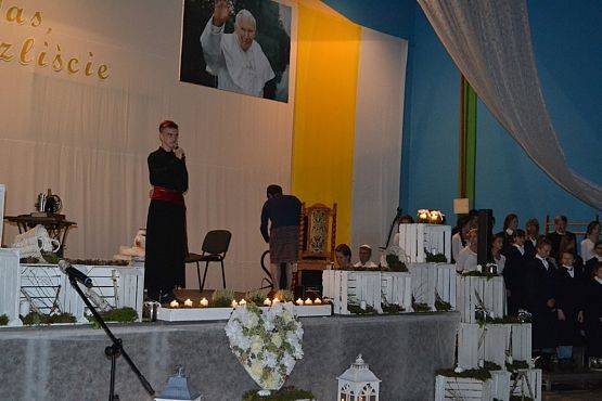 Grafika #24: Wieczornica papieska