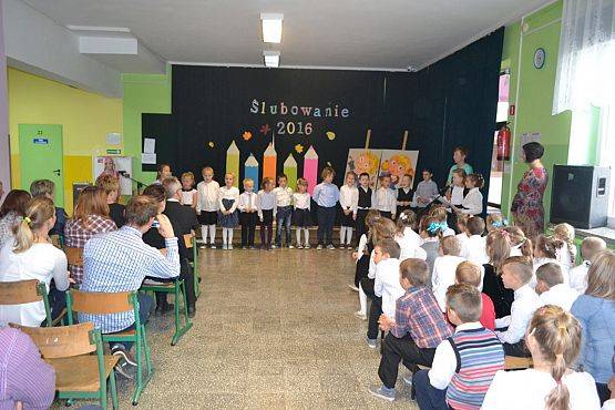 Grafika #2: ŚLUBOWANIE PIERWSZOKLASISTÓW