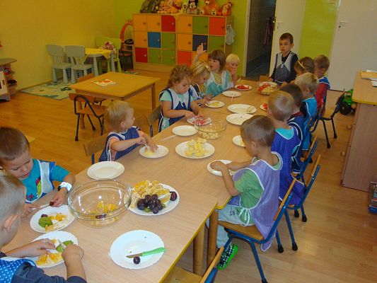 Grafika #0: Pyszne witaminki - robimy sałatkę owocowa.