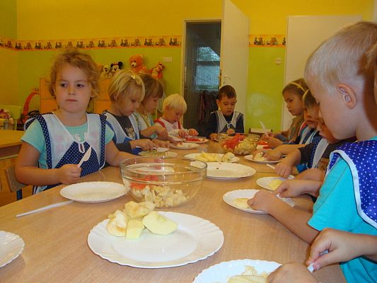 Grafika #1: Pyszne witaminki - robimy sałatkę owocowa.