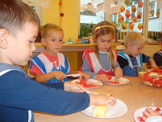 Grafika #2: Pyszne witaminki - robimy sałatkę owocowa.