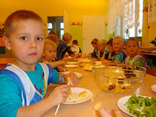 Grafika #3: Pyszne witaminki - robimy sałatkę owocowa.