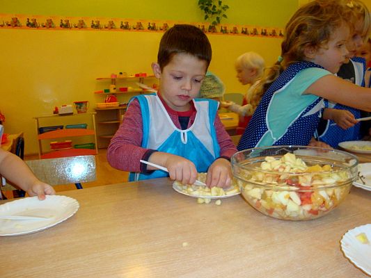 Grafika #6: Pyszne witaminki - robimy sałatkę owocowa.