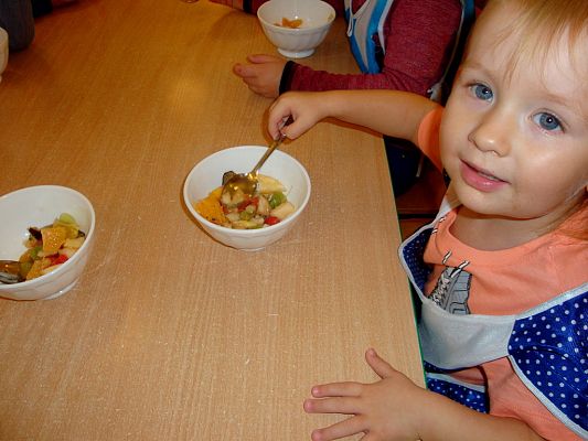 Grafika #7: Pyszne witaminki - robimy sałatkę owocowa.