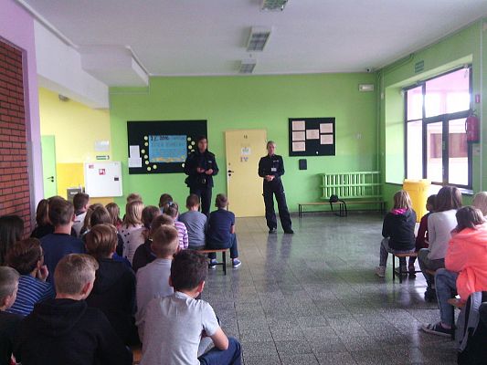 Grafika #6: SPOTKANIE Z POLICJANTAMI Z KOMENDY POWIATOWEJ POLICJI W LĘBORKU