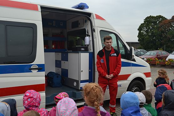 Grafika #3: Spotkanie z ratownikiem medycznym w przedszkolu