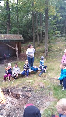 Grafika #7: Wycieczka na ścieżkę ekologiczną i do lasu.