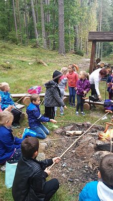 Grafika #13: Wycieczka na ścieżkę ekologiczną i do lasu.