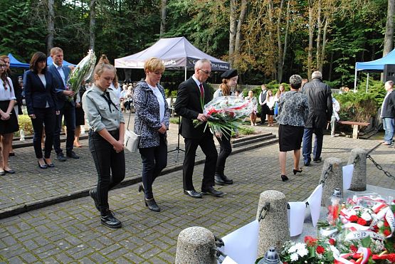 Grafika #15: Uroczystość patriotyczno - religijna ku czci pomordowanych więźniów Obozu Koncentracyjnego Stutthof