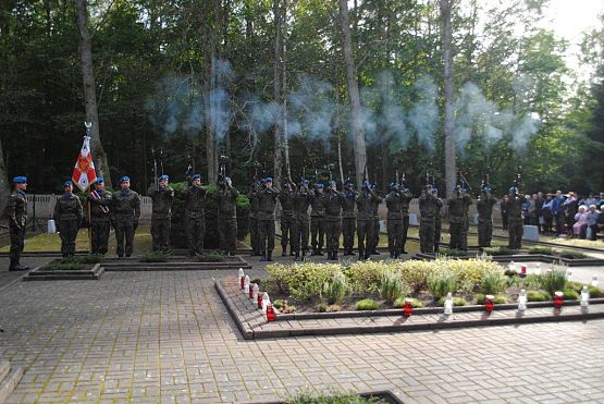 Grafika #11: Uroczystość patriotyczno - religijna ku czci pomordowanych więźniów Obozu Koncentracyjnego Stutthof