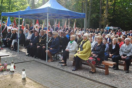 Grafika #5: Uroczystość patriotyczno - religijna ku czci pomordowanych więźniów Obozu Koncentracyjnego Stutthof