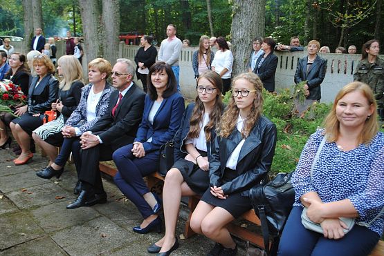 Grafika #7: Uroczystość patriotyczno - religijna ku czci pomordowanych więźniów Obozu Koncentracyjnego Stutthof