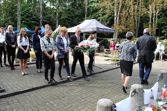 Grafika #14: Uroczystość patriotyczno - religijna ku czci pomordowanych więźniów Obozu Koncentracyjnego Stutthof