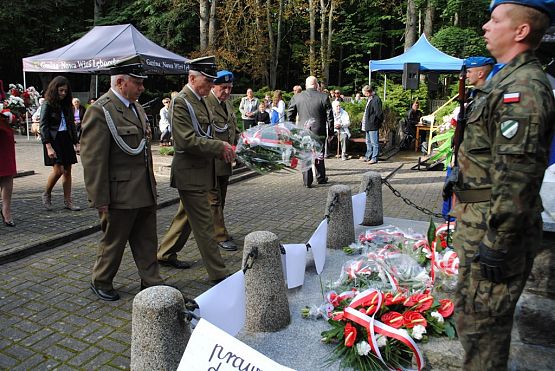 Grafika #16: Uroczystość patriotyczno - religijna ku czci pomordowanych więźniów Obozu Koncentracyjnego Stutthof
