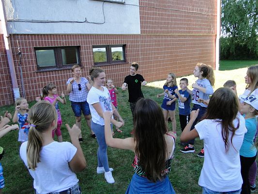 Grafika #1: Spotkanie przy ognisku.