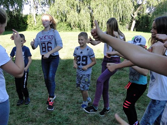 Grafika #2: Spotkanie przy ognisku.