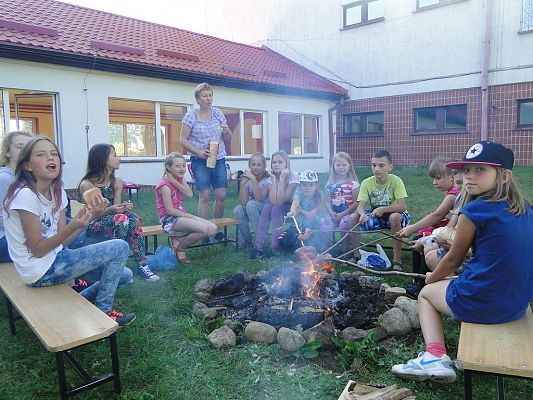 Grafika #3: Spotkanie przy ognisku.