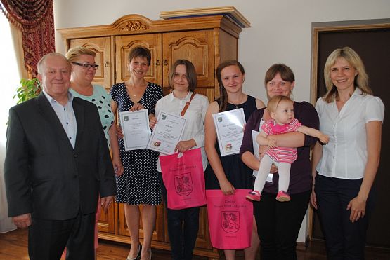 Grafika #5: Ewa Wieczorkiewicz z klasy III Gimnazjum otrzymała nagrodę w konkursie gminnym NA NAJLEPSZEGO ABSOLWENTA GIMNAZJUM W ROKU SZKOLNYM 2015/2016"