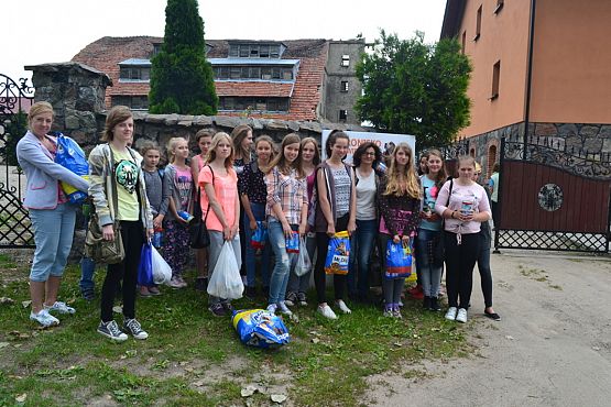 Grafika #1: Wizyta uczniów w Schronisku dla psów Bajer w Małoszycach