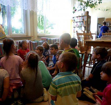Grafika #1: Przedszkolaki w biliotece