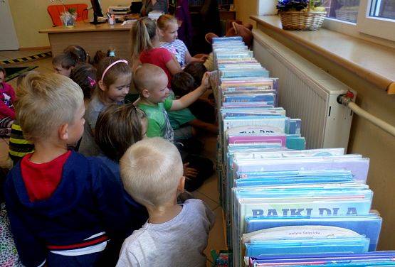 Grafika #2: Przedszkolaki w biliotece