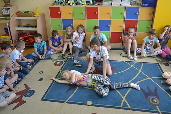 Grafika #1: Klasa II b uczy się ratować.