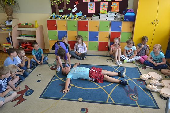 Grafika #3: Klasa II b uczy się ratować.