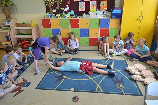 Grafika #4: Klasa II b uczy się ratować.