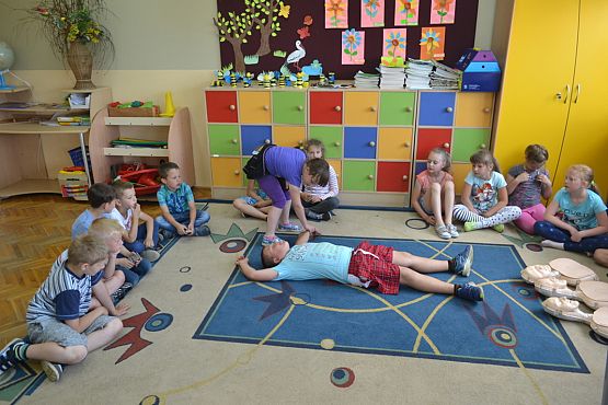 Grafika #5: Klasa II b uczy się ratować.