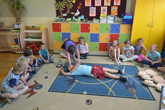 Grafika #6: Klasa II b uczy się ratować.