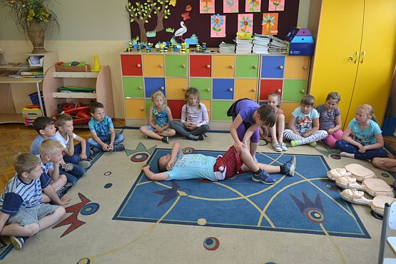 Grafika #7: Klasa II b uczy się ratować.