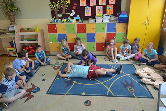 Grafika #8: Klasa II b uczy się ratować.