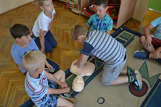 Grafika #11: Klasa II b uczy się ratować.