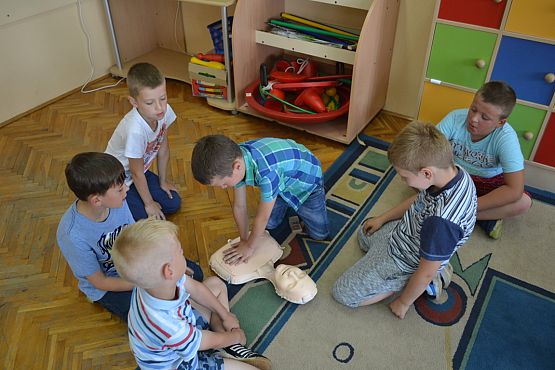 Grafika #12: Klasa II b uczy się ratować.