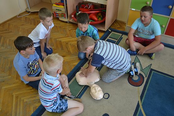 Grafika #13: Klasa II b uczy się ratować.