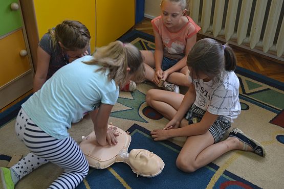 Grafika #14: Klasa II b uczy się ratować.