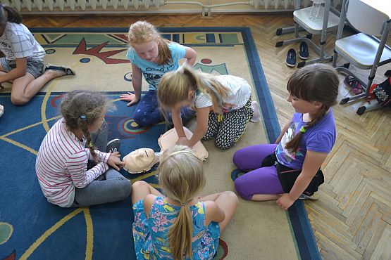 Grafika #15: Klasa II b uczy się ratować.