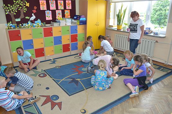 Grafika #16: Klasa II b uczy się ratować.