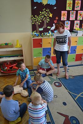 Grafika #18: Klasa II b uczy się ratować.