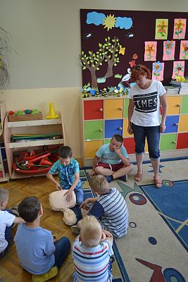 Grafika #19: Klasa II b uczy się ratować.