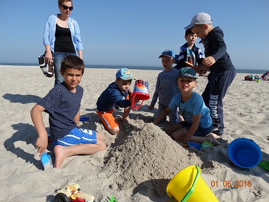 Grafika #8: Wycieczka pierwszoklasistów do Łeby z okazji Dnia Dziecka