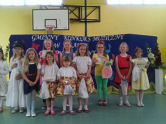 Grafika #15: W KRAINIE BAJKOWEJ PIOSENKI