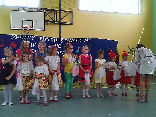 Grafika #17: W KRAINIE BAJKOWEJ PIOSENKI