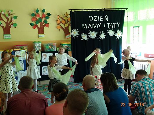 Grafika #38: Dzień Mamy i Taty w kl. 1a