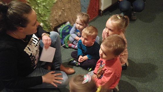 Grafika #4: Przedszkolaki w Miejskiej Bibliotece Publicznej w Lęborku