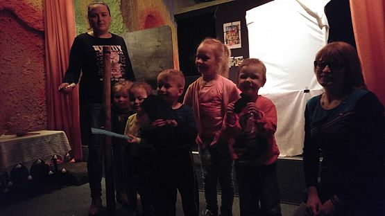 Grafika #5: Przedszkolaki w Miejskiej Bibliotece Publicznej w Lęborku