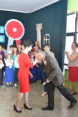 Grafika #21: WITAJ MAJOWA JUTRZENKO- uroczysty apel w naszej szkole.