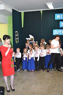 Grafika #25: WITAJ MAJOWA JUTRZENKO- uroczysty apel w naszej szkole.