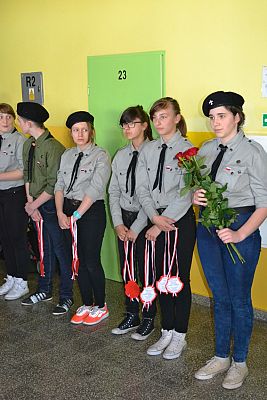 Grafika #18: WITAJ MAJOWA JUTRZENKO- uroczysty apel w naszej szkole.